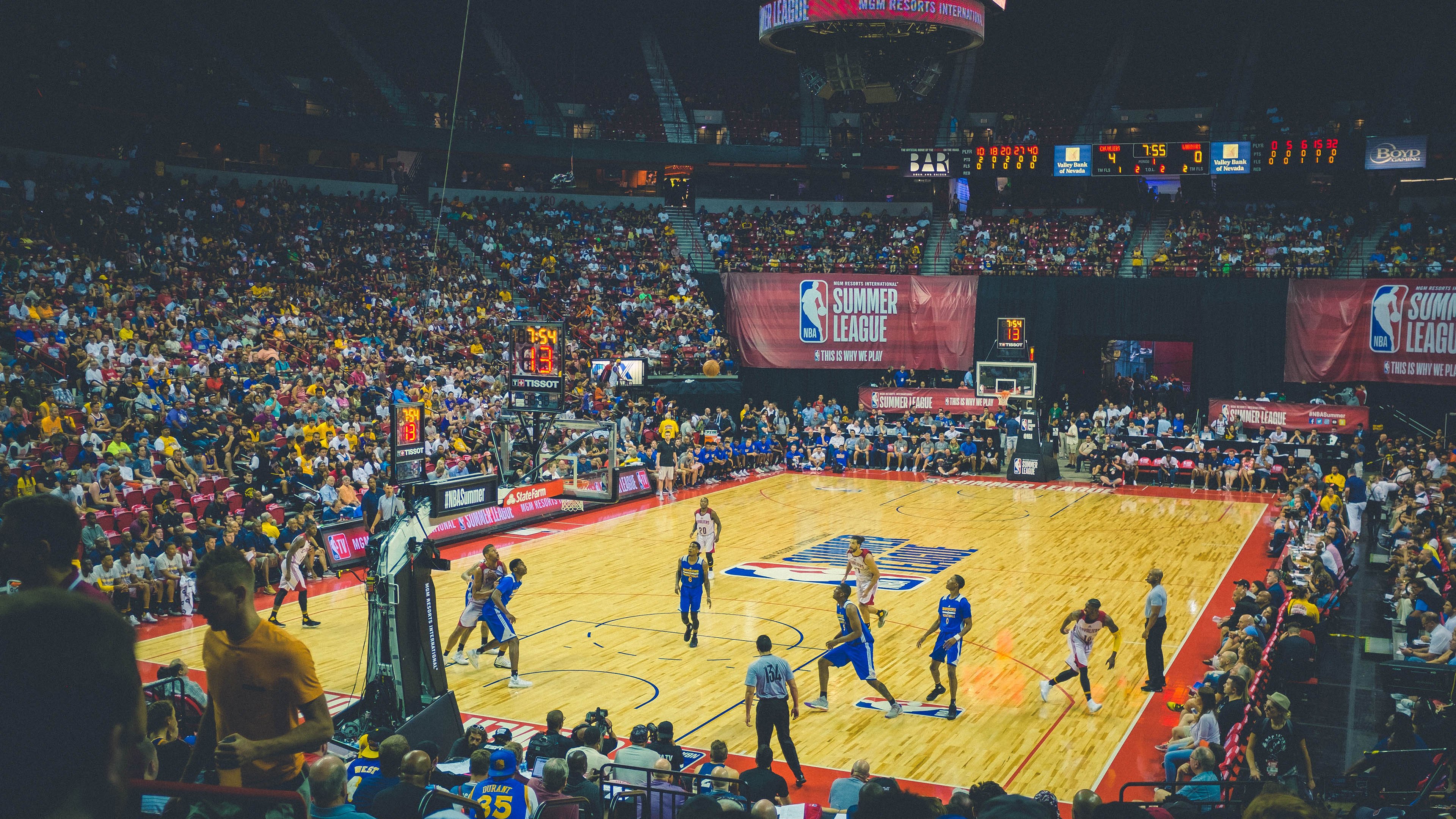 战术熔炉！丹麦用节奏绞杀马赛，莱万幽灵式存在诠释何为顶级中锋