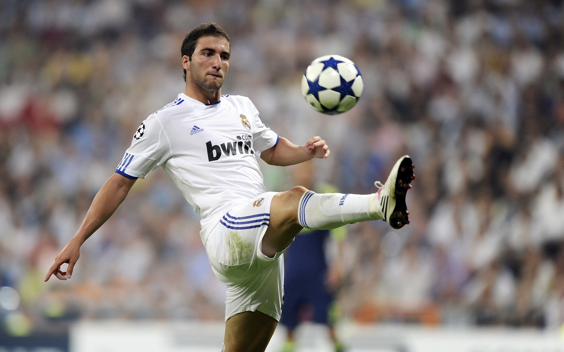 红魔碾压北欧冰刀，一场战术完胜背后的伊萨克独舞